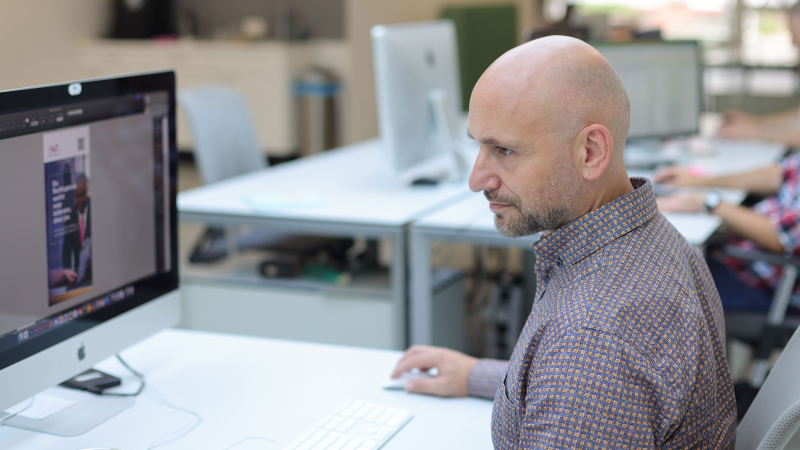 Foto van art director, Ruben Valstar tijdens het werk achter zijn computer